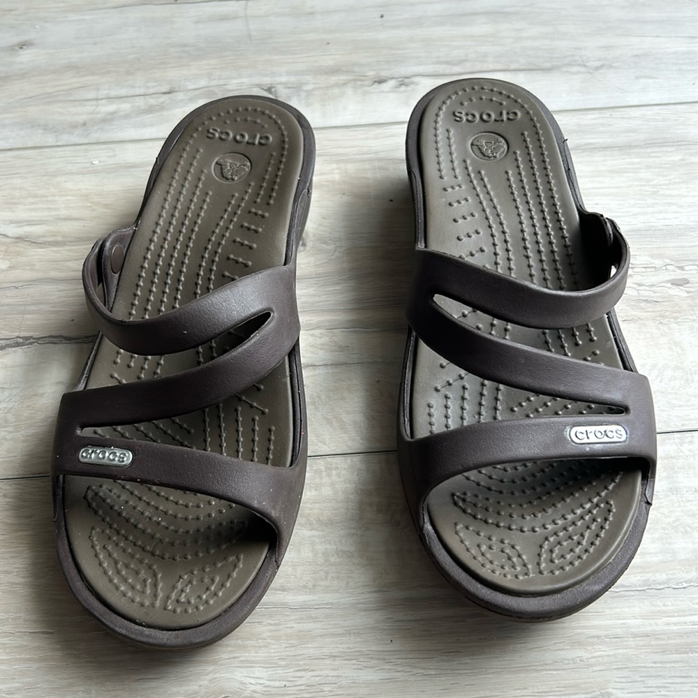 Crocs 6 brown flip flops